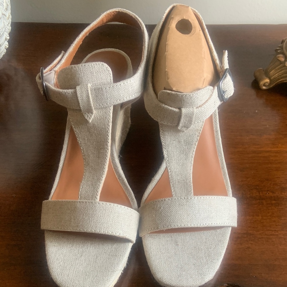 Elegant Beige Women's Sandals